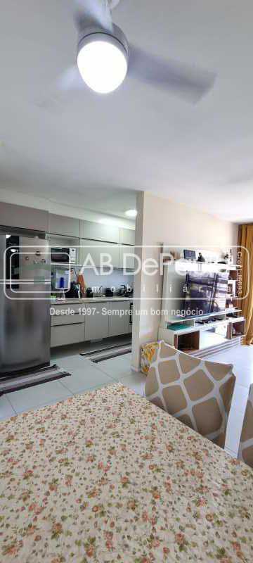 BARRA OLÍMPICA - COND. FONTANO -  Excelente Apartamento 2 Qts. sendo um Suíte - Varanda / Cortina Vidro