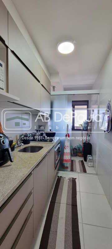 BARRA OLÍMPICA - COND. FONTANO -  Excelente Apartamento 2 Qts. sendo um Suíte - Varanda / Cortina Vidro