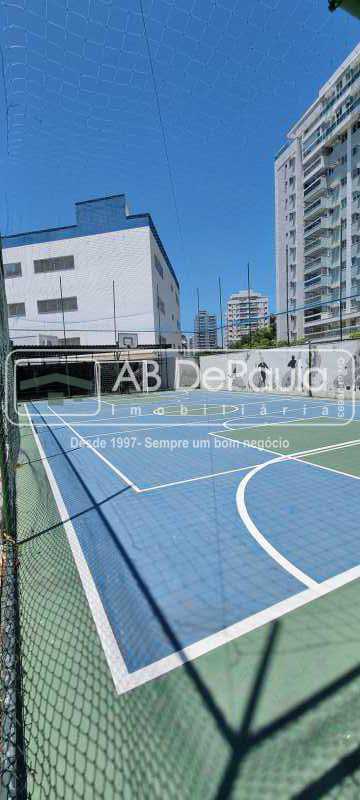 BARRA OLÍMPICA - COND. FONTANO -  Excelente Apartamento 2 Qts. sendo um Suíte - Varanda / Cortina Vidro