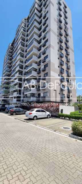 BARRA OLÍMPICA - COND. FONTANO -  Excelente Apartamento 2 Qts. sendo um Suíte - Varanda / Cortina Vidro