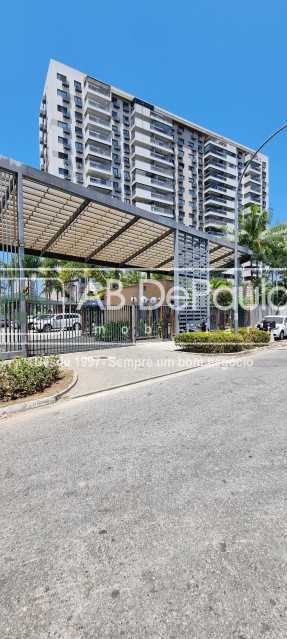 BARRA OLÍMPICA - COND. FONTANO -  Excelente Apartamento 2 Qts. sendo um Suíte - Varanda / Cortina Vidro