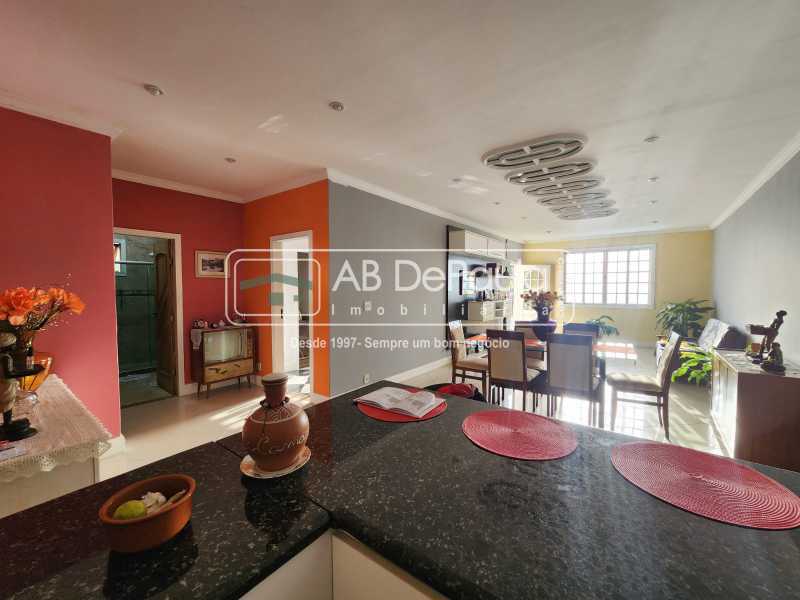 JARDIM SULACAP - Linda casa com ampla sala em 02 ambientes, 02 AMPLOS Dormitórios + Edícula (01 Dormitório/sala, banheiro e cozinha)