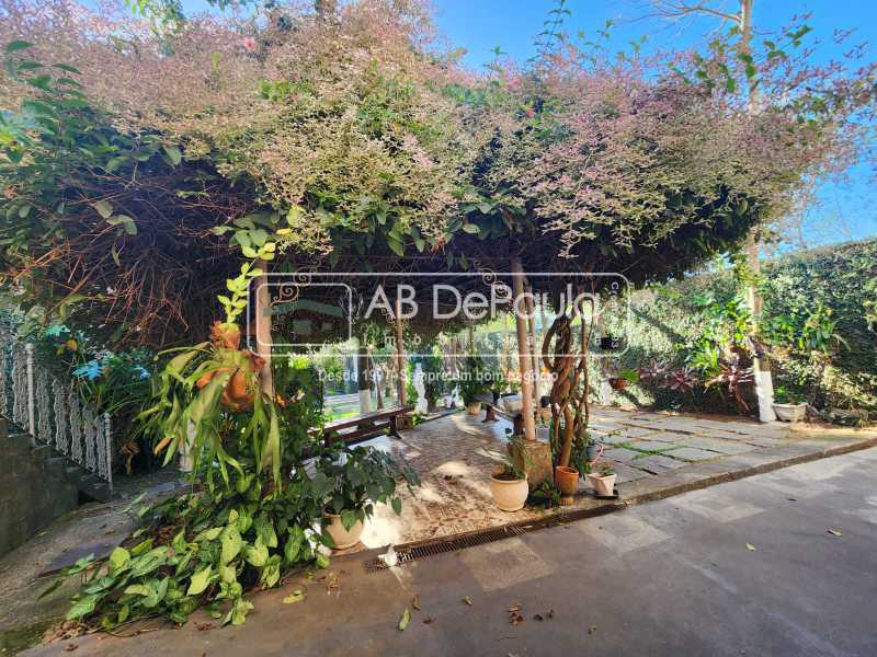 JARDIM SULACAP - Linda casa com ampla sala em 02 ambientes, 02 AMPLOS Dormitórios + Edícula (01 Dormitório/sala, banheiro e cozinha)