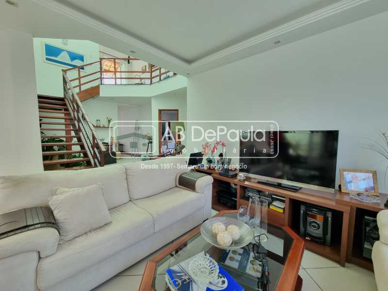 JARDIM SULACAP - BELÍSSIMA CASA À VENDA COM 5 QUARTOS, SENDO 3 SUÍTES COM CLOSETs - CONDOMÍNIO FECHADO