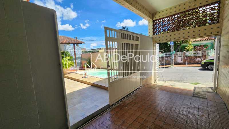 MAGALHÃES BASTOS / REALENGO - SÃO DUAS CASAS AO PREÇO DE UMA. VISITE HOJE MESMO! Ideal para 02 famílias.