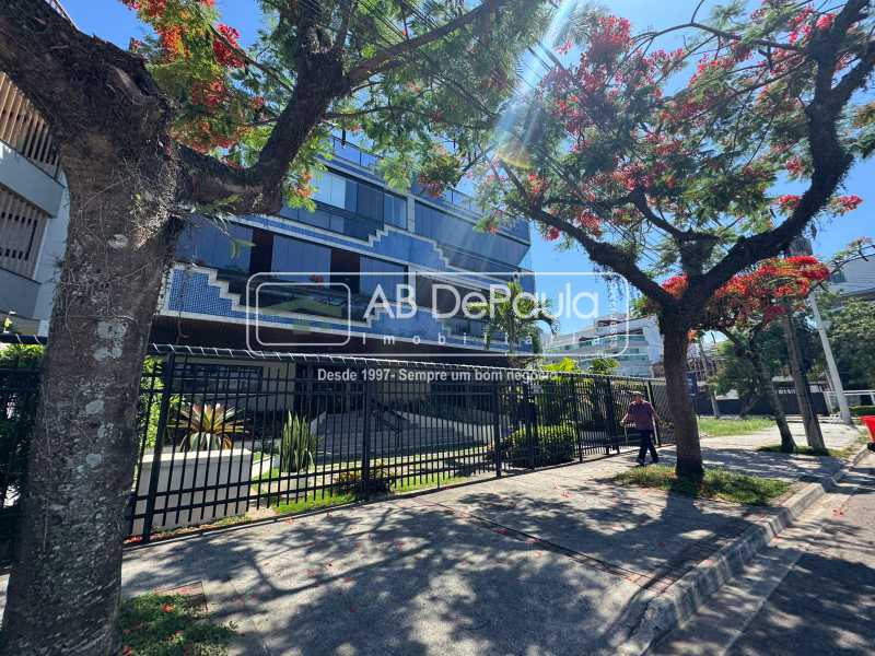 VENDE NO RECREIO DOS BANDEIRANTES - APARTAMENTO COM 03 QUARTOS + DEPENDÊNCIA