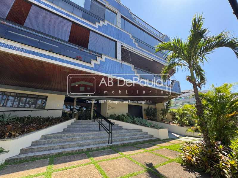 VENDE NO RECREIO DOS BANDEIRANTES - APARTAMENTO COM 03 QUARTOS + DEPENDÊNCIA