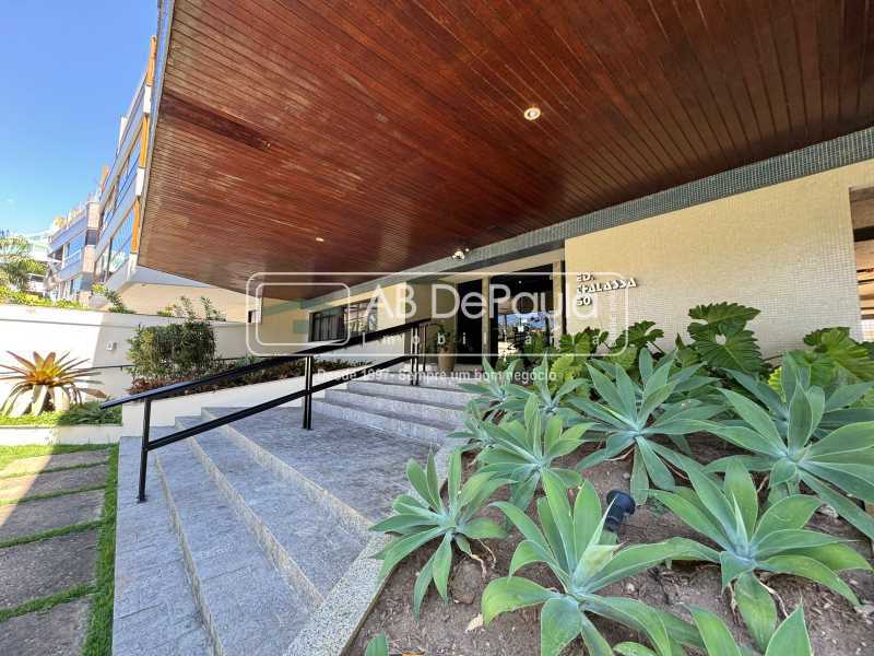 VENDE NO RECREIO DOS BANDEIRANTES - APARTAMENTO COM 03 QUARTOS + DEPENDÊNCIA