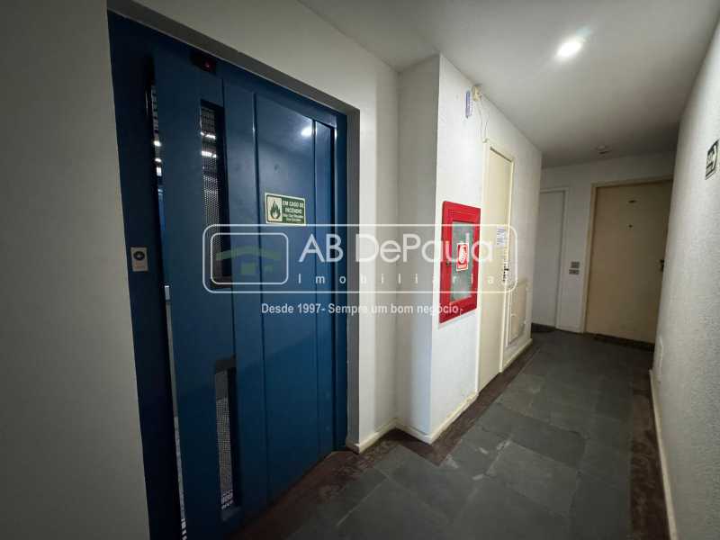 VENDE NO RECREIO DOS BANDEIRANTES - APARTAMENTO COM 03 QUARTOS + DEPENDÊNCIA