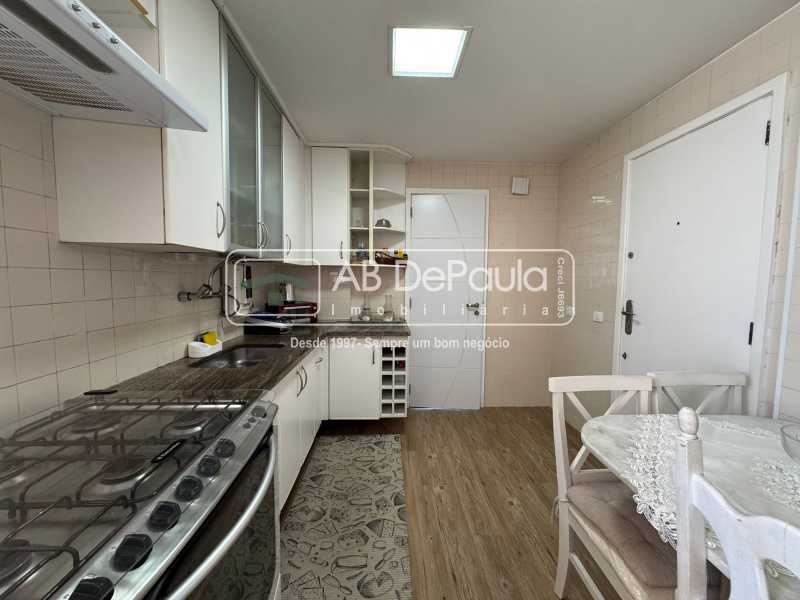 VENDE NO RECREIO DOS BANDEIRANTES - APARTAMENTO COM 03 QUARTOS + DEPENDÊNCIA