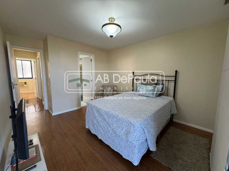 VENDE NO RECREIO DOS BANDEIRANTES - APARTAMENTO COM 03 QUARTOS + DEPENDÊNCIA