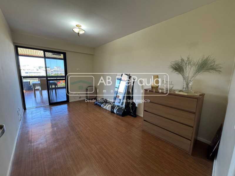 VENDE NO RECREIO DOS BANDEIRANTES - APARTAMENTO COM 03 QUARTOS + DEPENDÊNCIA