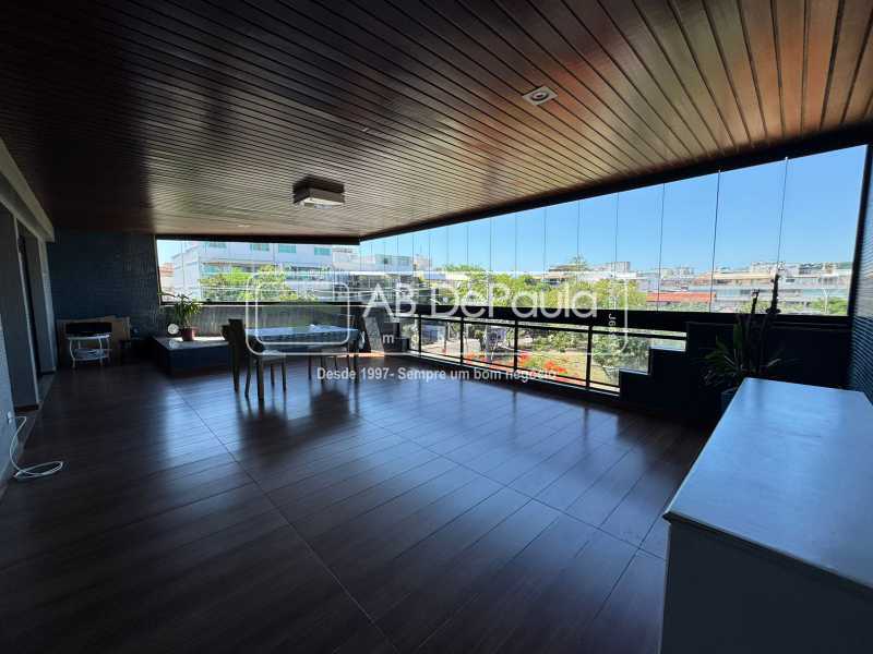 VENDE NO RECREIO DOS BANDEIRANTES - APARTAMENTO COM 03 QUARTOS + DEPENDÊNCIA