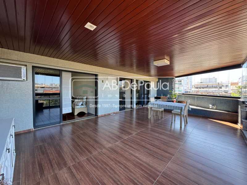 VENDE NO RECREIO DOS BANDEIRANTES - APARTAMENTO COM 03 QUARTOS + DEPENDÊNCIA