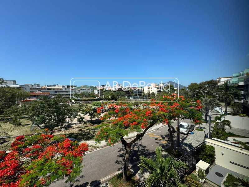 VENDE NO RECREIO DOS BANDEIRANTES - APARTAMENTO COM 03 QUARTOS + DEPENDÊNCIA