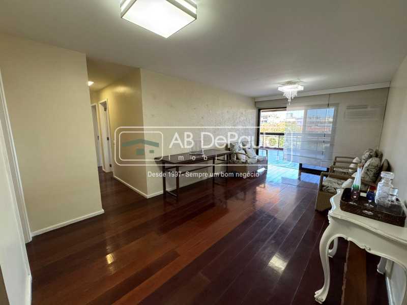 VENDE NO RECREIO DOS BANDEIRANTES - APARTAMENTO COM 03 QUARTOS + DEPENDÊNCIA