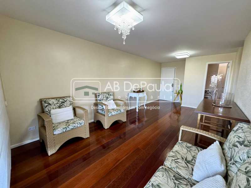 VENDE NO RECREIO DOS BANDEIRANTES - APARTAMENTO COM 03 QUARTOS + DEPENDÊNCIA