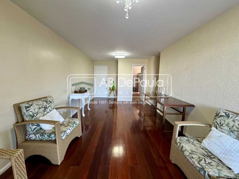 VENDE NO RECREIO DOS BANDEIRANTES - APARTAMENTO COM 03 QUARTOS + DEPENDÊNCIA