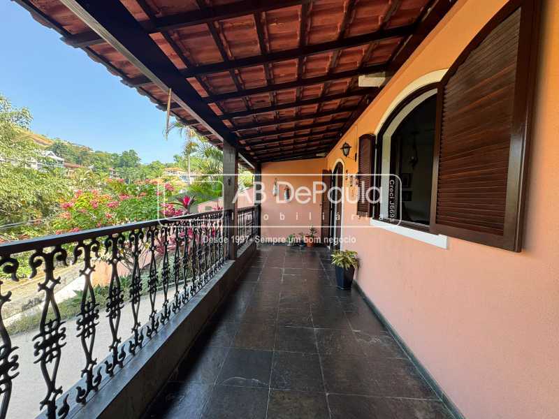 TAQUARA - Magnífica residência, com 04 dormitórios (varandas, 01 Suíte)