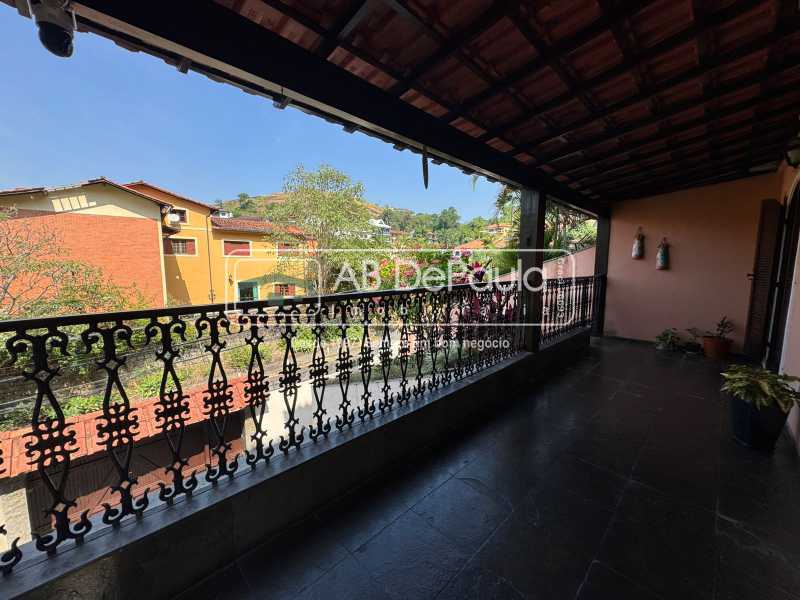 TAQUARA - Magnífica residência, com 04 dormitórios (varandas, 01 Suíte)