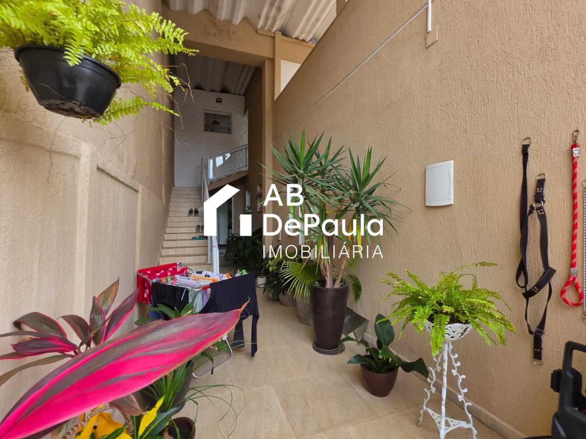 JARDIM SULACAP  -  EXCELENTE RESIDÊNCIA TODA AMPLA, 03 AMPLOS DORMITÓRIOS, AMPLO TERRAÇO COBERTO COM ÁREA GOURMET 