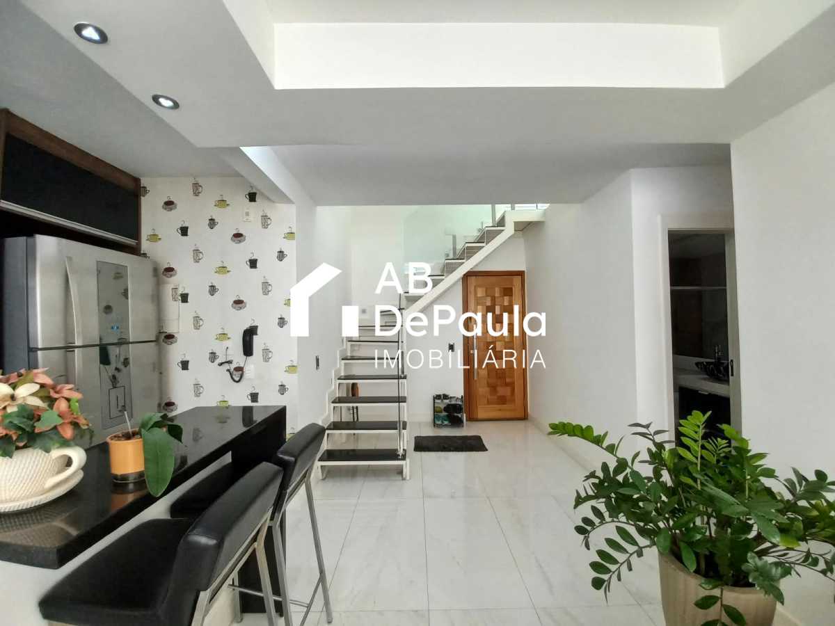 Sulacap  - Excelente Apartamento com  dependência na cobertura à Venda -  Total 135,00 m²