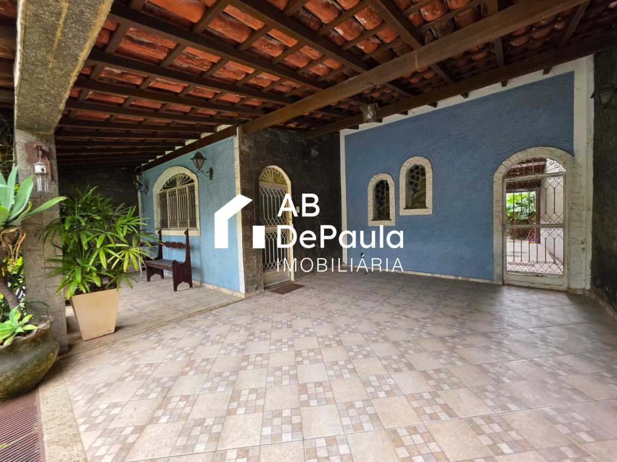 REALENGO - EXCELENTE CASA DUPLEX 195m2 CONSTRUÍDOS, AMPLA SALA, 03 DORMITÓRIOS  (Sendo 01 Suíte com armário embutido, Closet e varanda), EDIFICADA EM UM AMPLO TERRENO COM 270m2
