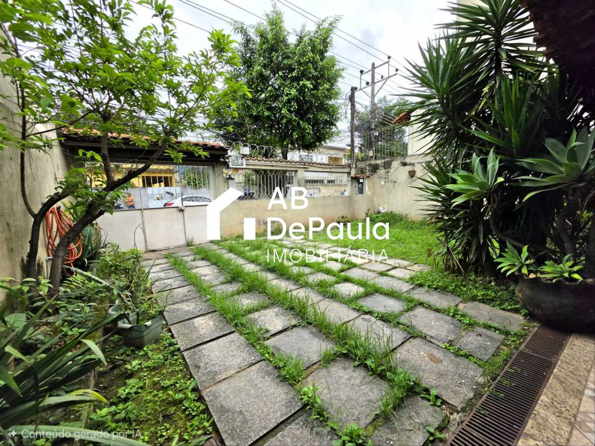 REALENGO - EXCELENTE CASA DUPLEX 195m2 CONSTRUÍDOS, AMPLA SALA, 03 DORMITÓRIOS  (Sendo 01 Suíte com armário embutido, Closet e varanda), EDIFICADA EM UM AMPLO TERRENO COM 270m2