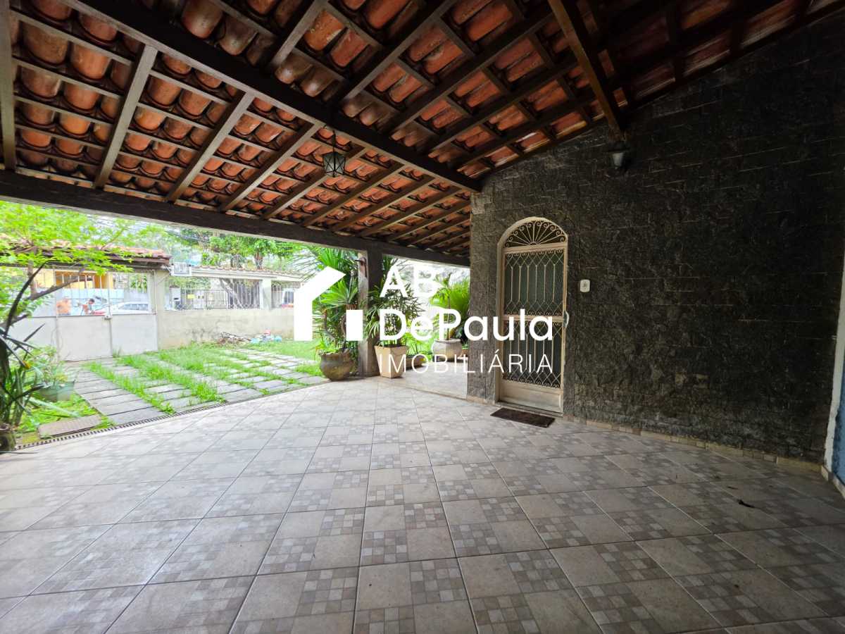 REALENGO - EXCELENTE CASA DUPLEX 195m2 CONSTRUÍDOS, AMPLA SALA, 03 DORMITÓRIOS  (Sendo 01 Suíte com armário embutido, Closet e varanda), EDIFICADA EM UM AMPLO TERRENO COM 270m2