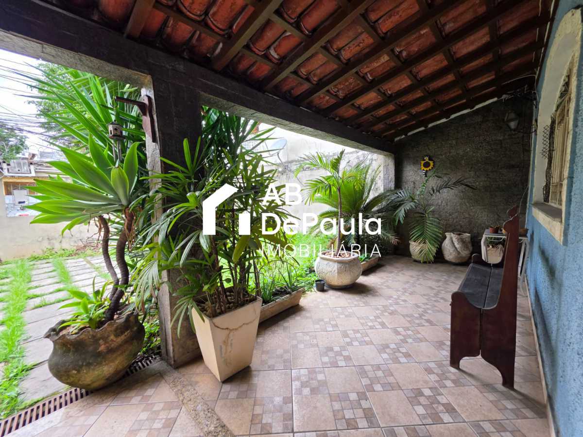 REALENGO - EXCELENTE CASA DUPLEX 195m2 CONSTRUÍDOS, AMPLA SALA, 03 DORMITÓRIOS  (Sendo 01 Suíte com armário embutido, Closet e varanda), EDIFICADA EM UM AMPLO TERRENO COM 270m2