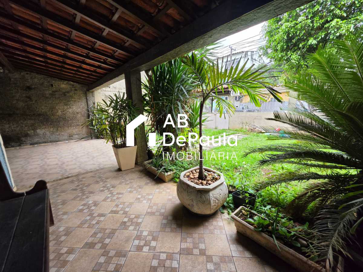 REALENGO - EXCELENTE CASA DUPLEX 195m2 CONSTRUÍDOS, AMPLA SALA, 03 DORMITÓRIOS  (Sendo 01 Suíte com armário embutido, Closet e varanda), EDIFICADA EM UM AMPLO TERRENO COM 270m2