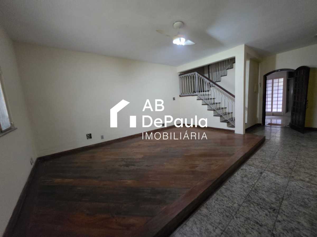 REALENGO - EXCELENTE CASA DUPLEX 195m2 CONSTRUÍDOS, AMPLA SALA, 03 DORMITÓRIOS  (Sendo 01 Suíte com armário embutido, Closet e varanda), EDIFICADA EM UM AMPLO TERRENO COM 270m2