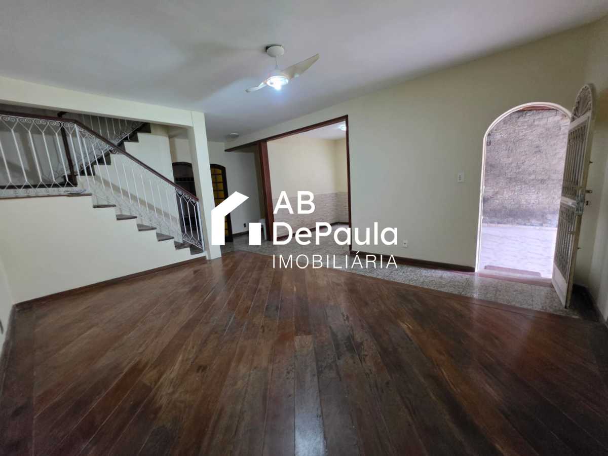 REALENGO - EXCELENTE CASA DUPLEX 195m2 CONSTRUÍDOS, AMPLA SALA, 03 DORMITÓRIOS  (Sendo 01 Suíte com armário embutido, Closet e varanda), EDIFICADA EM UM AMPLO TERRENO COM 270m2