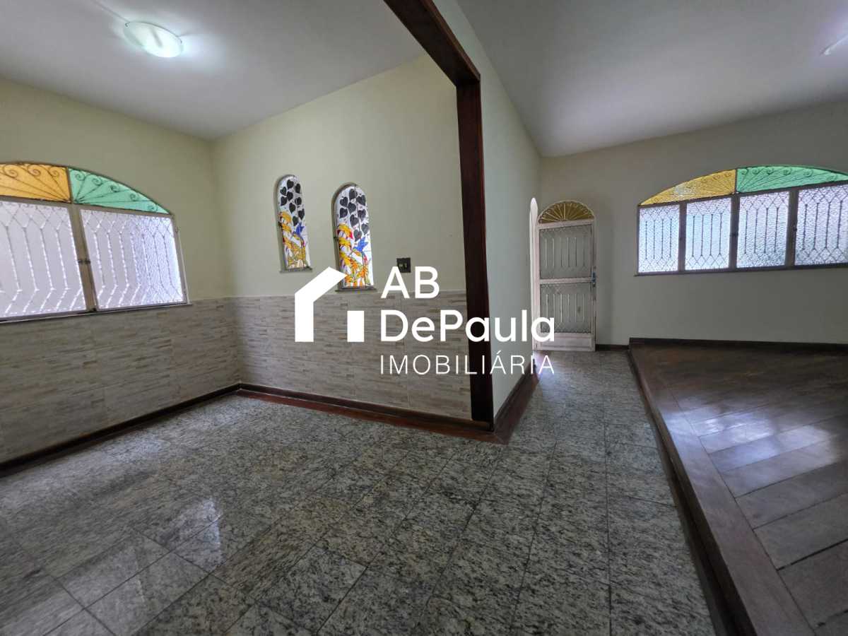 REALENGO - EXCELENTE CASA DUPLEX 195m2 CONSTRUÍDOS, AMPLA SALA, 03 DORMITÓRIOS  (Sendo 01 Suíte com armário embutido, Closet e varanda), EDIFICADA EM UM AMPLO TERRENO COM 270m2