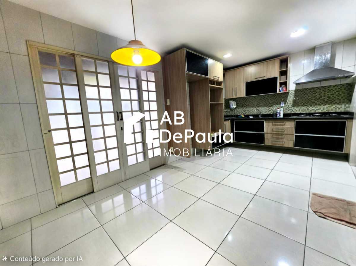 REALENGO - EXCELENTE CASA DUPLEX 195m2 CONSTRUÍDOS, AMPLA SALA, 03 DORMITÓRIOS  (Sendo 01 Suíte com armário embutido, Closet e varanda), EDIFICADA EM UM AMPLO TERRENO COM 270m2