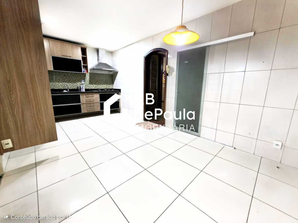 REALENGO - EXCELENTE CASA DUPLEX 195m2 CONSTRUÍDOS, AMPLA SALA, 03 DORMITÓRIOS  (Sendo 01 Suíte com armário embutido, Closet e varanda), EDIFICADA EM UM AMPLO TERRENO COM 270m2