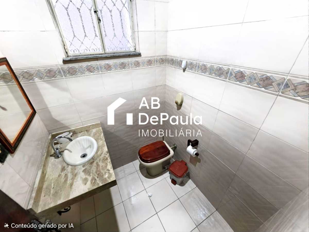 REALENGO - EXCELENTE CASA DUPLEX 195m2 CONSTRUÍDOS, AMPLA SALA, 03 DORMITÓRIOS  (Sendo 01 Suíte com armário embutido, Closet e varanda), EDIFICADA EM UM AMPLO TERRENO COM 270m2