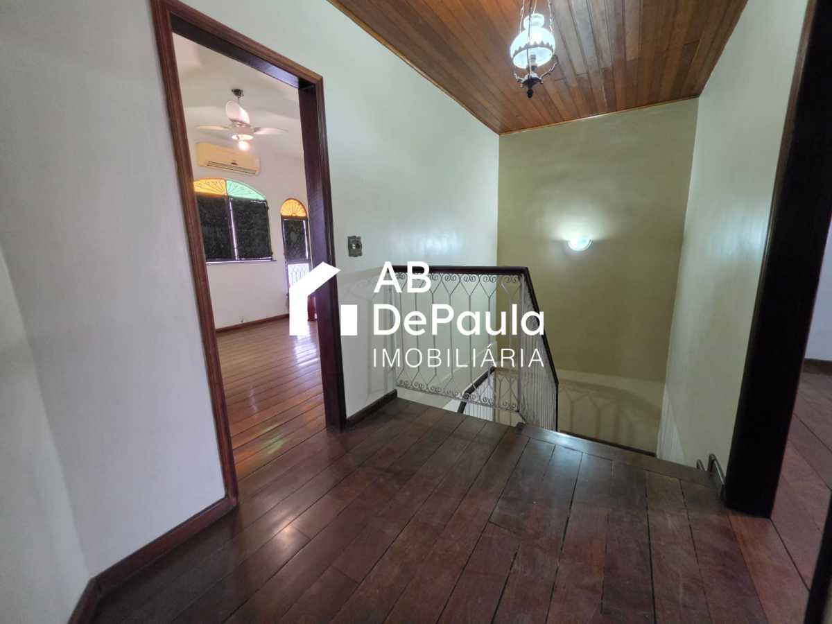REALENGO - EXCELENTE CASA DUPLEX 195m2 CONSTRUÍDOS, AMPLA SALA, 03 DORMITÓRIOS  (Sendo 01 Suíte com armário embutido, Closet e varanda), EDIFICADA EM UM AMPLO TERRENO COM 270m2