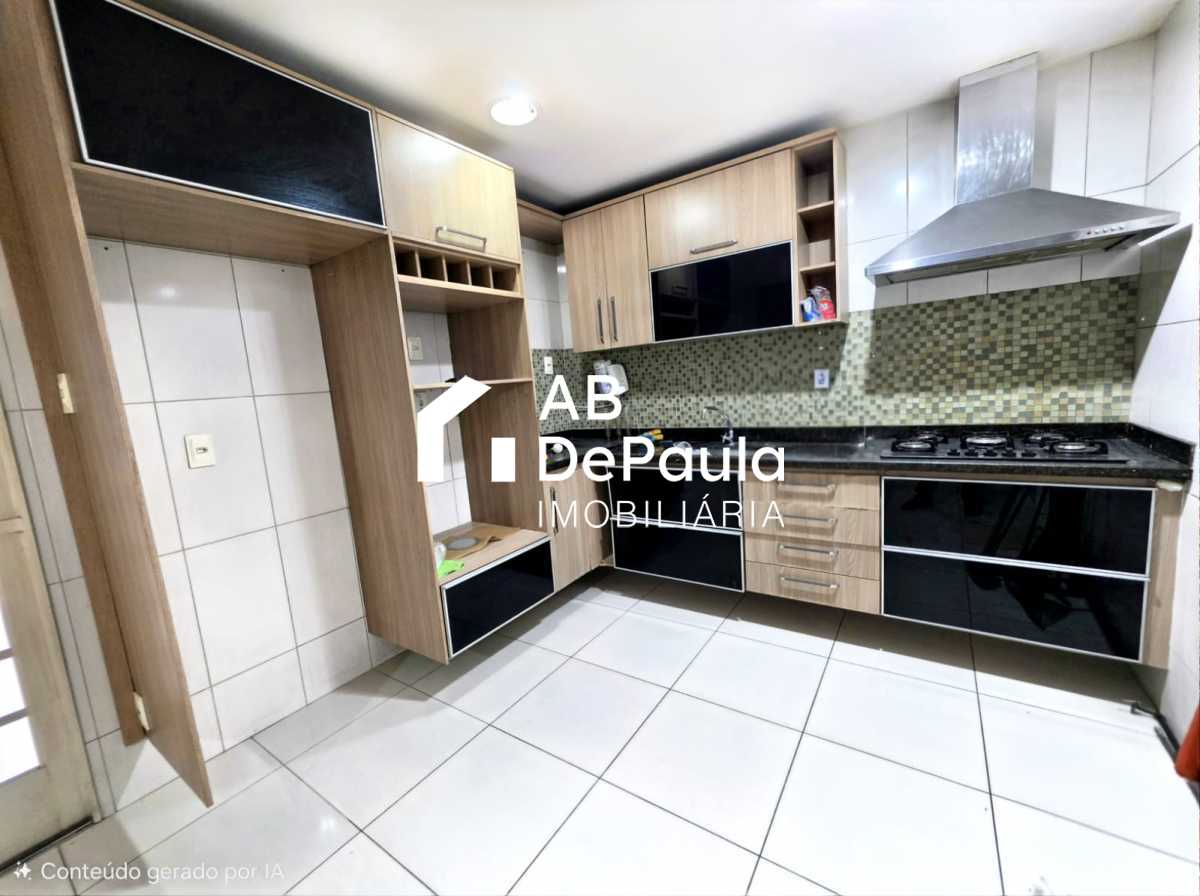 REALENGO - EXCELENTE CASA DUPLEX 195m2 CONSTRUÍDOS, AMPLA SALA, 03 DORMITÓRIOS  (Sendo 01 Suíte com armário embutido, Closet e varanda), EDIFICADA EM UM AMPLO TERRENO COM 270m2