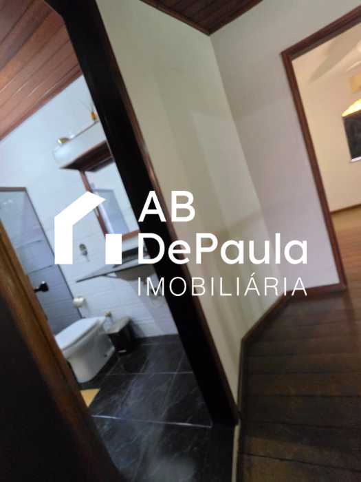 REALENGO - EXCELENTE CASA DUPLEX 195m2 CONSTRUÍDOS, AMPLA SALA, 03 DORMITÓRIOS  (Sendo 01 Suíte com armário embutido, Closet e varanda), EDIFICADA EM UM AMPLO TERRENO COM 270m2