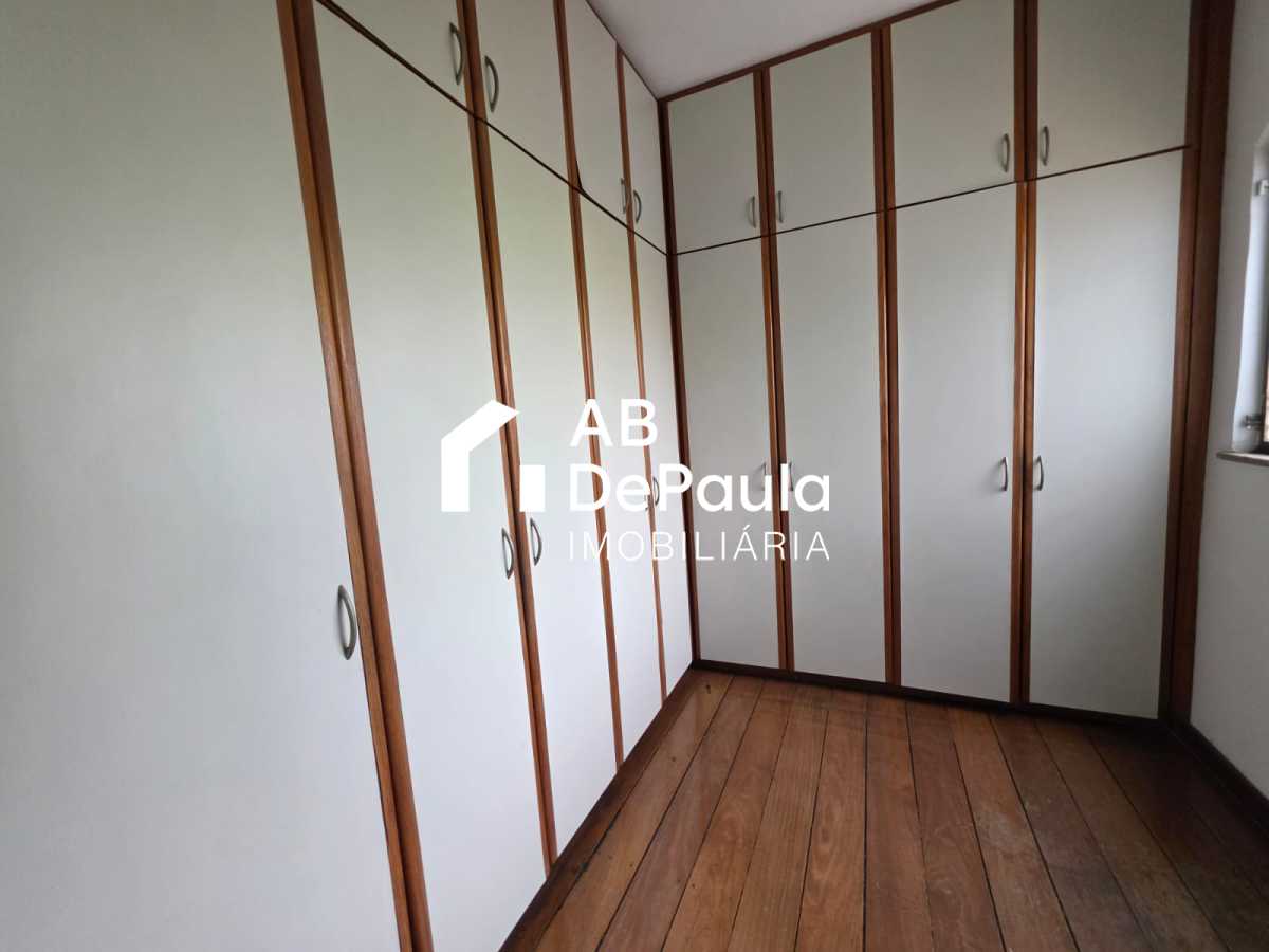REALENGO - EXCELENTE CASA DUPLEX 195m2 CONSTRUÍDOS, AMPLA SALA, 03 DORMITÓRIOS  (Sendo 01 Suíte com armário embutido, Closet e varanda), EDIFICADA EM UM AMPLO TERRENO COM 270m2