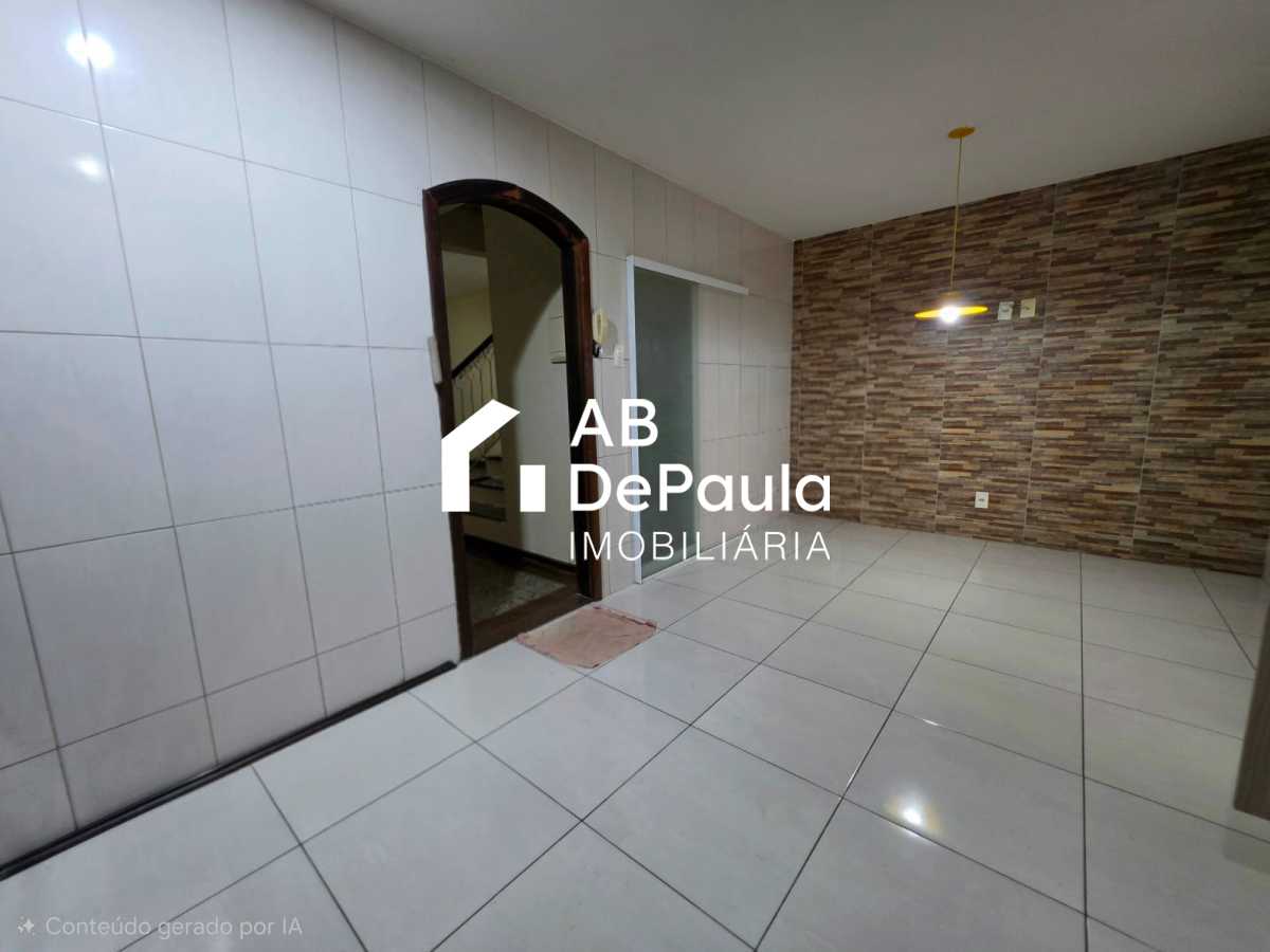 REALENGO - EXCELENTE CASA DUPLEX 195m2 CONSTRUÍDOS, AMPLA SALA, 03 DORMITÓRIOS  (Sendo 01 Suíte com armário embutido, Closet e varanda), EDIFICADA EM UM AMPLO TERRENO COM 270m2