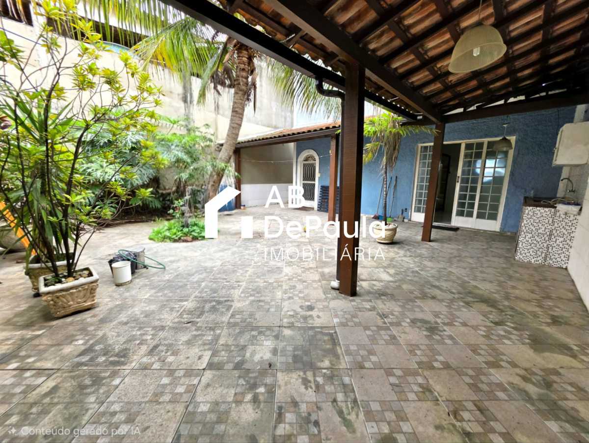 REALENGO - EXCELENTE CASA DUPLEX 195m2 CONSTRUÍDOS, AMPLA SALA, 03 DORMITÓRIOS  (Sendo 01 Suíte com armário embutido, Closet e varanda), EDIFICADA EM UM AMPLO TERRENO COM 270m2