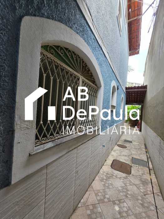 REALENGO - EXCELENTE CASA DUPLEX 195m2 CONSTRUÍDOS, AMPLA SALA, 03 DORMITÓRIOS  (Sendo 01 Suíte com armário embutido, Closet e varanda), EDIFICADA EM UM AMPLO TERRENO COM 270m2