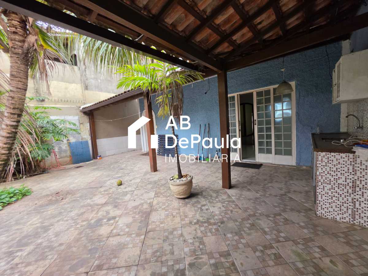 REALENGO - EXCELENTE CASA DUPLEX 195m2 CONSTRUÍDOS, AMPLA SALA, 03 DORMITÓRIOS  (Sendo 01 Suíte com armário embutido, Closet e varanda), EDIFICADA EM UM AMPLO TERRENO COM 270m2