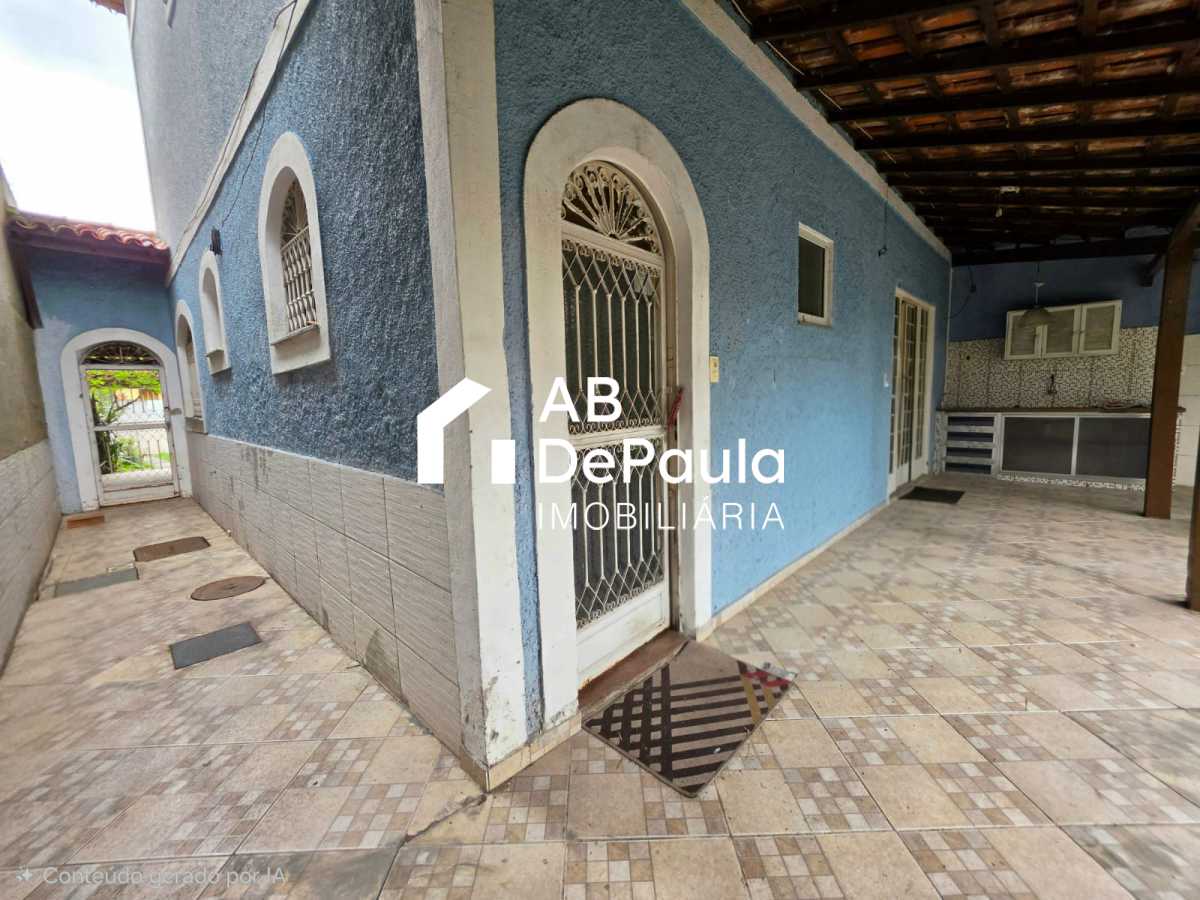 REALENGO - EXCELENTE CASA DUPLEX 195m2 CONSTRUÍDOS, AMPLA SALA, 03 DORMITÓRIOS  (Sendo 01 Suíte com armário embutido, Closet e varanda), EDIFICADA EM UM AMPLO TERRENO COM 270m2