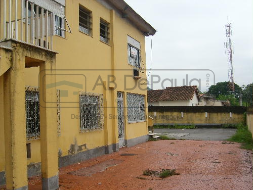 Prédio em 2 pavimentos, BI-FAMILIAR, 3 dormitórios cada, EDIFICADO EM AMPLO TERRENO MEDINDO 15 x 35.