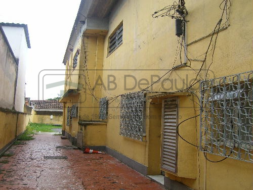Prédio em 2 pavimentos, BI-FAMILIAR, 3 dormitórios cada, EDIFICADO EM AMPLO TERRENO MEDINDO 15 x 35.