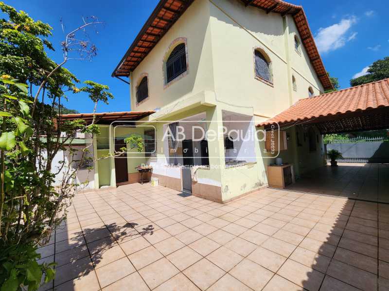 VENDE EM SULACAP (LOTEAMENTO) - CASA COM 05 QUARTOS (VARANDAS, SUÍTES E CLOSET)