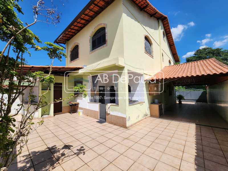 VENDE EM SULACAP (LOTEAMENTO) - CASA COM 05 QUARTOS (VARANDAS, SUÍTES E CLOSET)